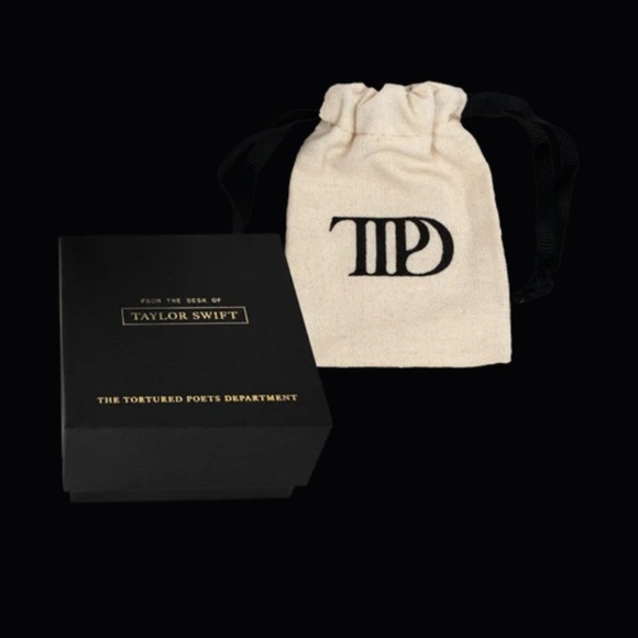 NIB Taylor Swift Tortured Poets Department Member Signet Ring Sold Out Online - Picture 3 of 9